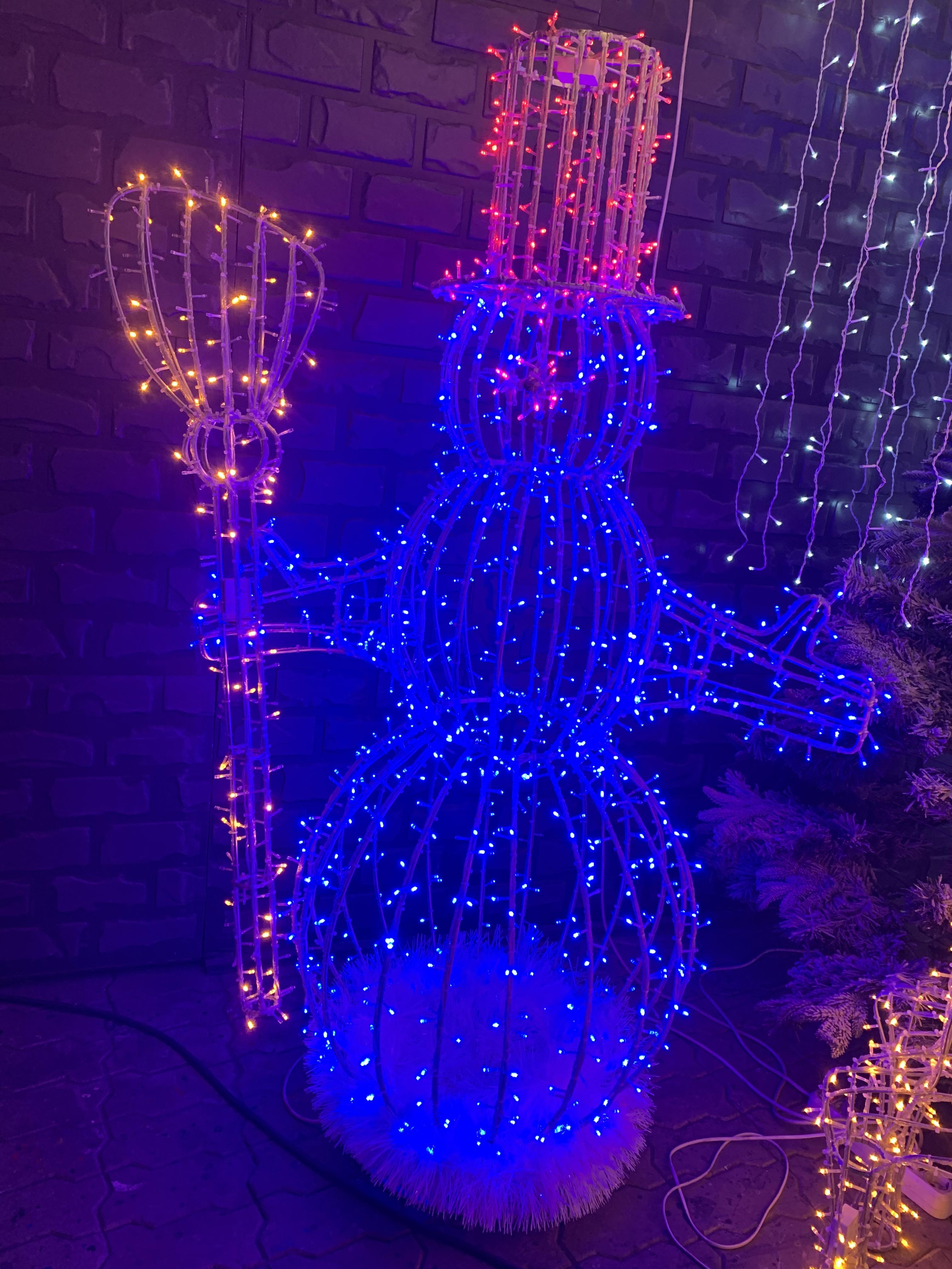 Снеговик с метлой